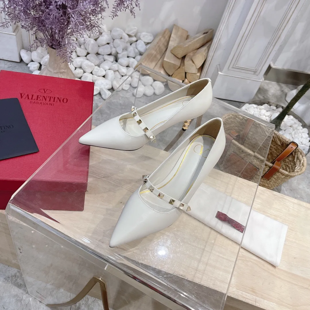 💕💕Factory direct selling price p440💕💕 Genuine leather sole +40 🆕Valentino. Valentino👑👑Latest series in the counter, the highest version, perfect details, very eye-catching catwalk series launched, V family’s hot rivet elements, luxurious and gorgeous! Various colors can be matched with beautiful clothes in spring and summer. There are many choices🎉🎉Exquisite and durable. It is copied at 1:1 of the original product. The upper foot is very pedicure-like. The key point is that it is very good and easy to control. It does not grind the feet and does not tire the feet. It is a walking artifact. The last shape is completely compared to the counter. The details are perfect. Without the original version, it would not be so exquisite! (Note! The heel shape and height are exclusively molded according to the original version, and are not randomly substituted by the market🐂) The color and texture of the fasteners are consistent with the original version! 🔺Fabric: Imported sheepskin, 🔺Lining: According to the original high-gloss imported sheepskin lining 🔺6 colors to choose from: black ➕black belt, black ➕white belt, pink, burgundy, white, apricot 🔺Number of yards: 35 to 42 yards (42 yards are not exchanged) 🔺Heel height: 7cm Rubber sole Genuine leather sole +40